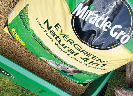 Miracle-Gro Natural 4 in1-Lawn Feed, Weed & Moss Preventor Lawn Fertiliser, 175 m2