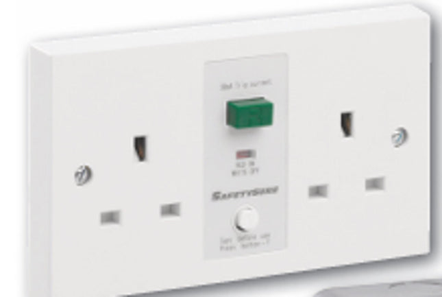 Greenbrook RCD Safetysure Twin U/Sw SKT White - M22W